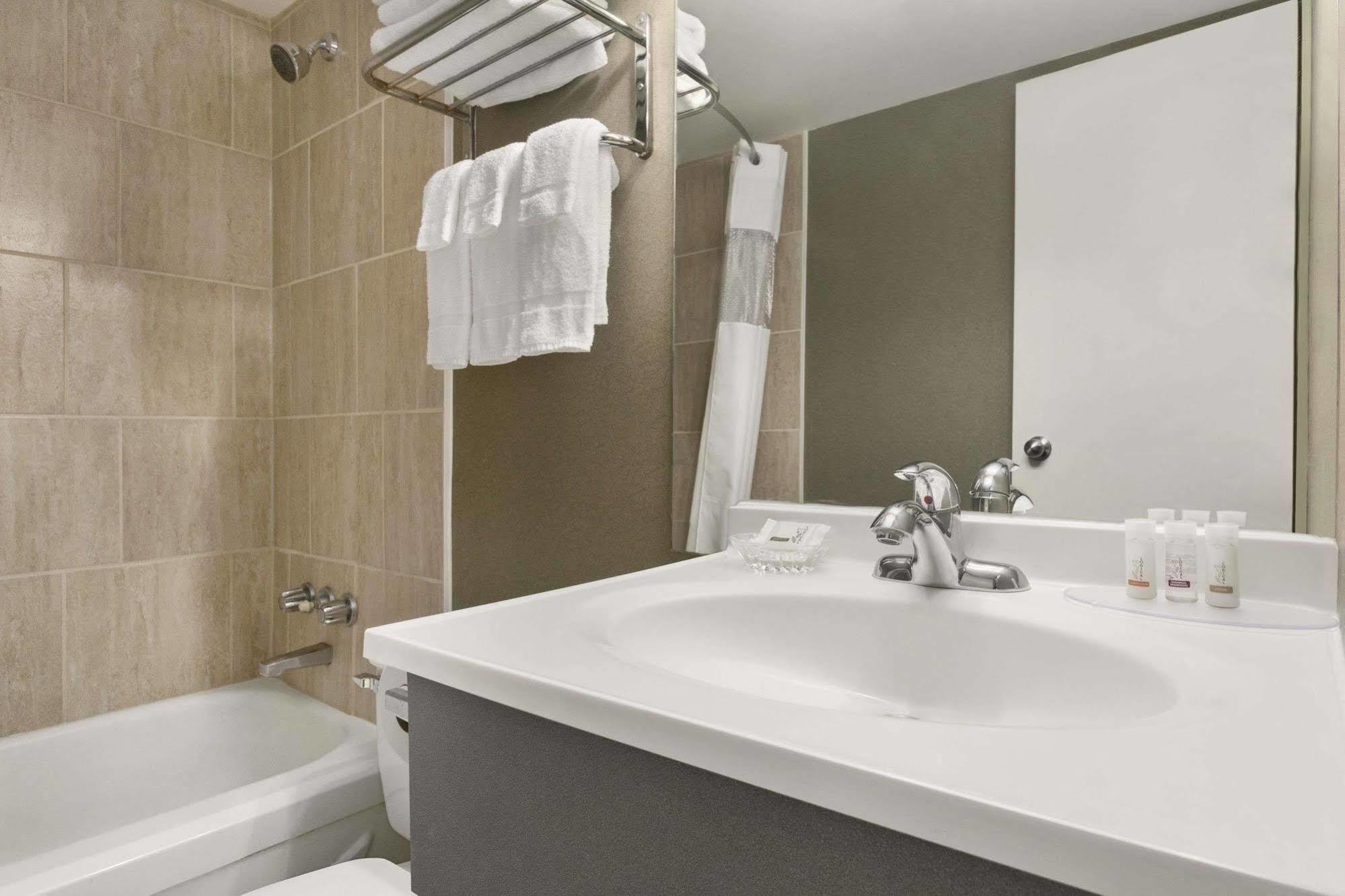 Hotel Days By Wyndham Fallsview 3*